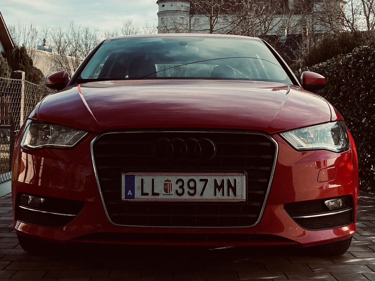 Roter Audi vor einer Kirche als Autofotografie