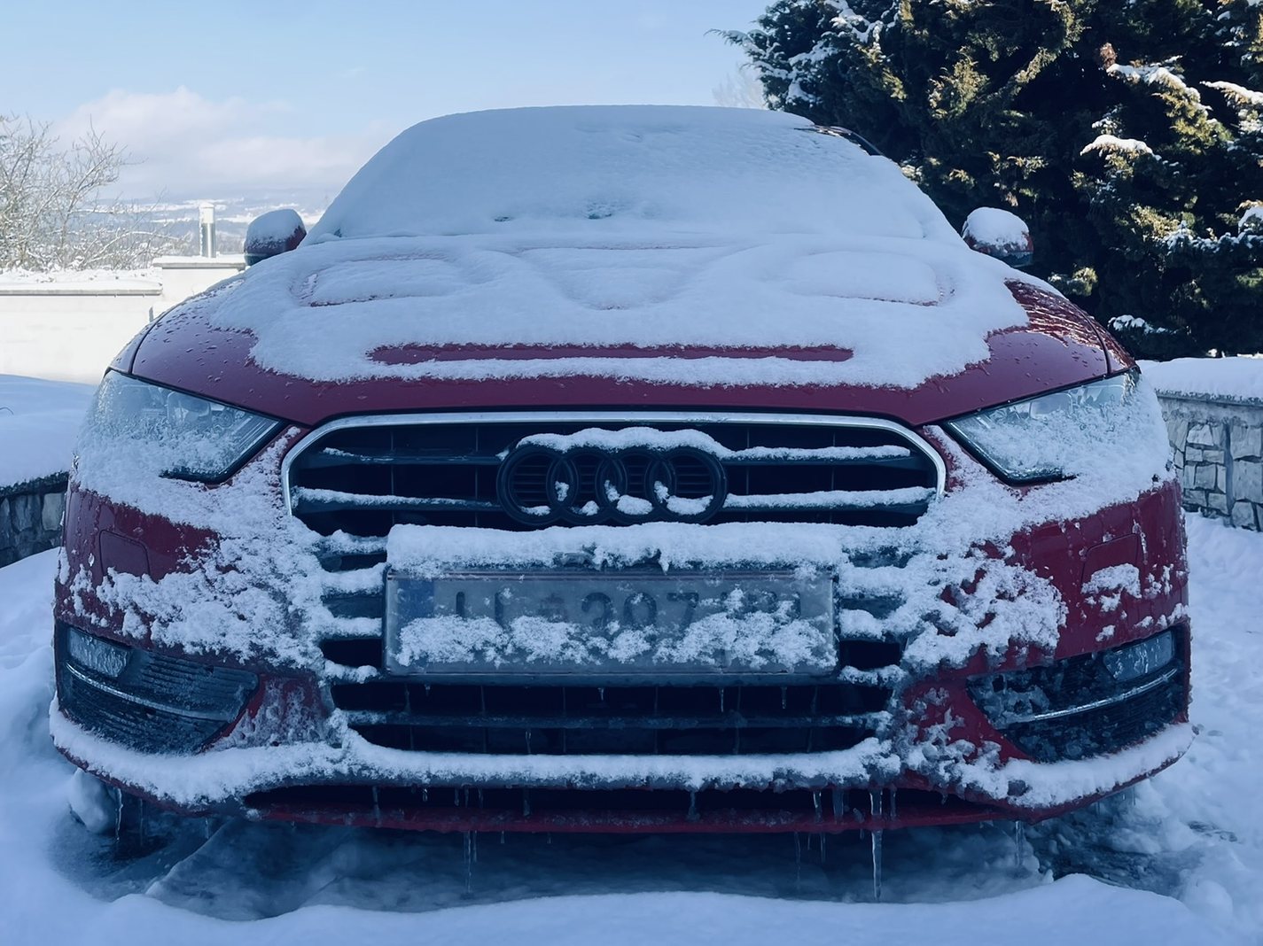 Roter Audi im Schnee als Autofotografie