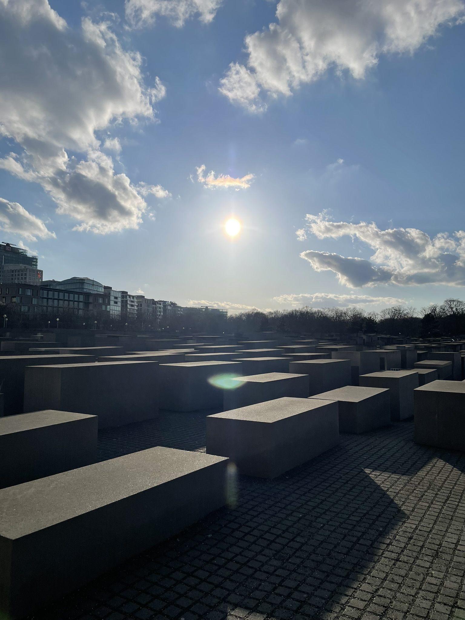 Fotografie am Denkmal für die ermordeten Juden Europas in Berlin