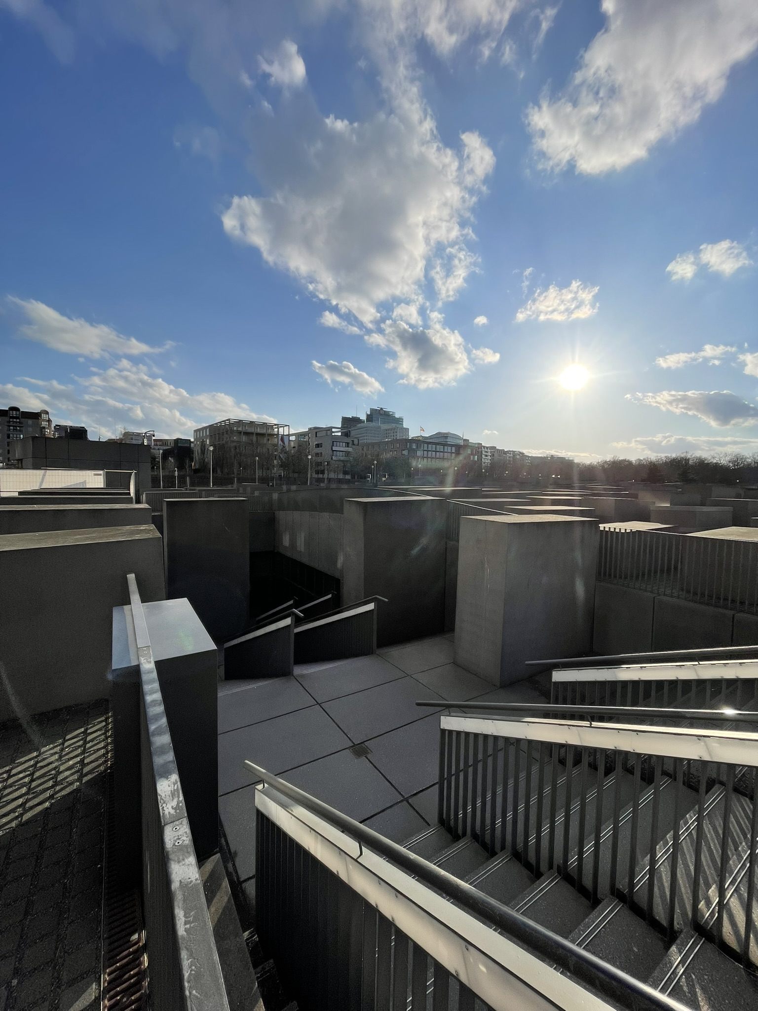 Fotografie am Denkmal für die ermordeten Juden Europas in Berlin mit Treppen und Licht
