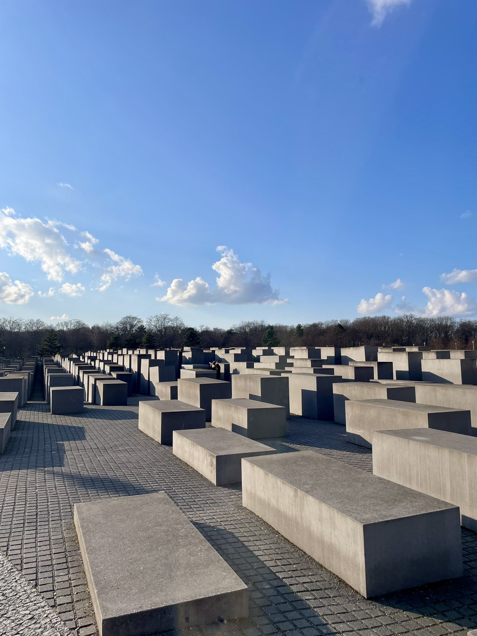 Fotografie am Denkmal für die ermordeten Juden Europas in Berlin mit weitem Himmel